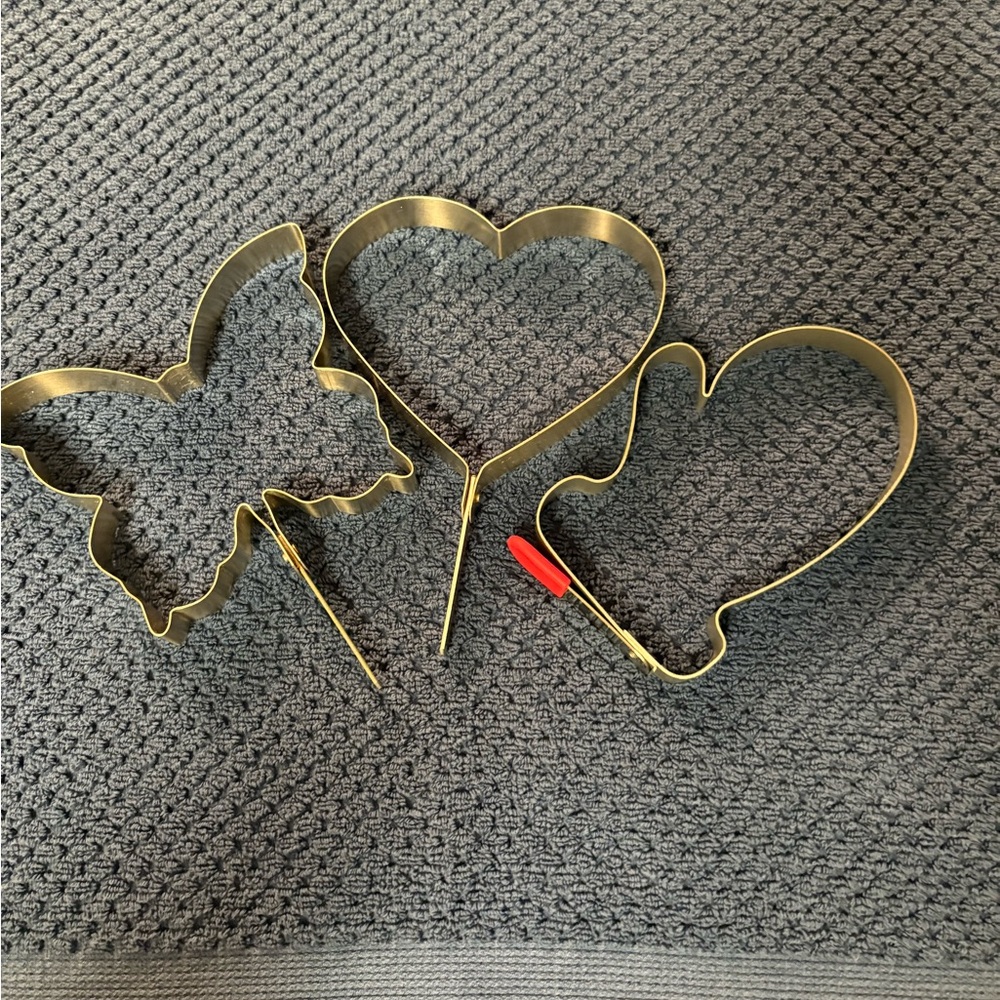 3 Older Metal Pancake/Cookie Treat Cutters - Mitten, Heart & Butterfly - Picture 16 of 16